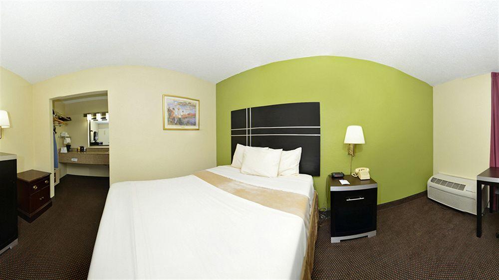 Days Inn Oil City Conference Center Buitenkant foto
