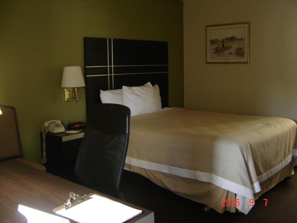 Days Inn Oil City Conference Center Buitenkant foto
