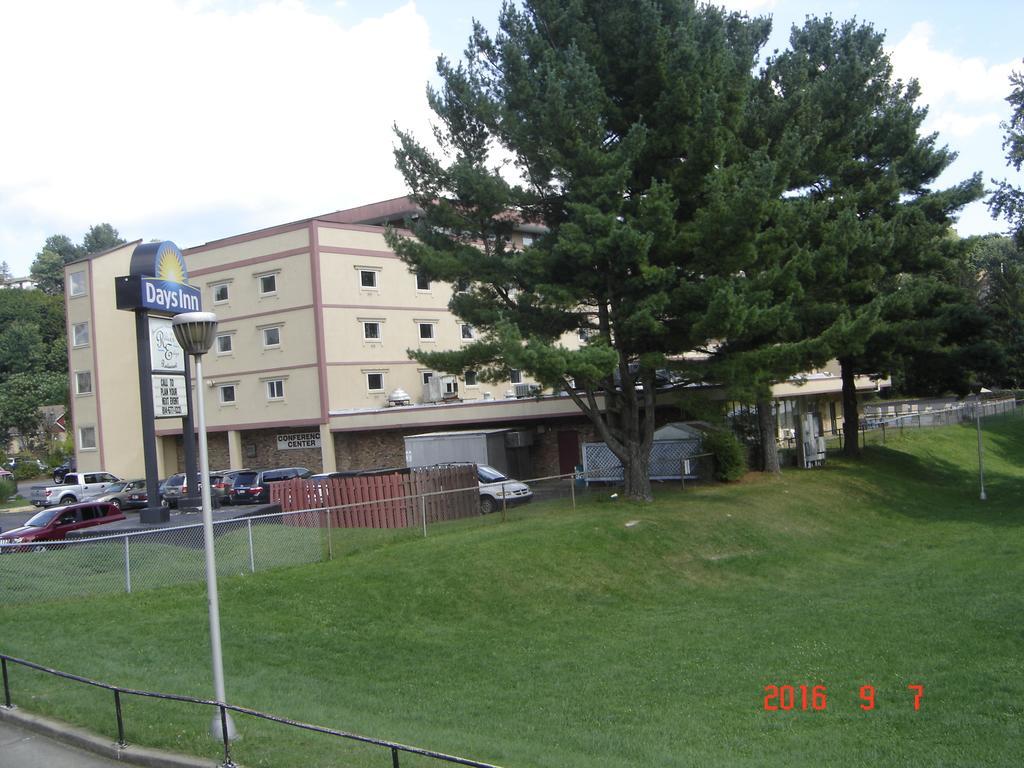 Days Inn Oil City Conference Center Buitenkant foto