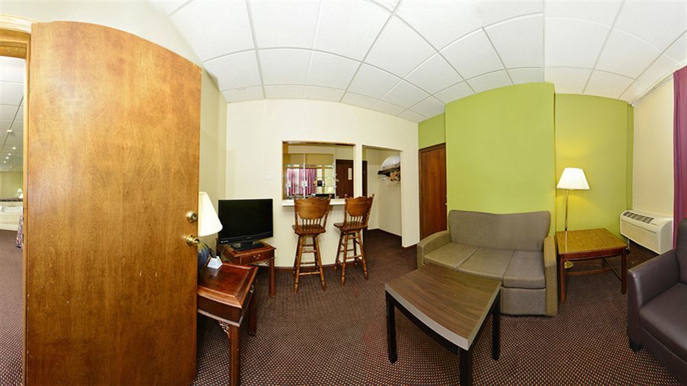 Days Inn Oil City Conference Center Buitenkant foto